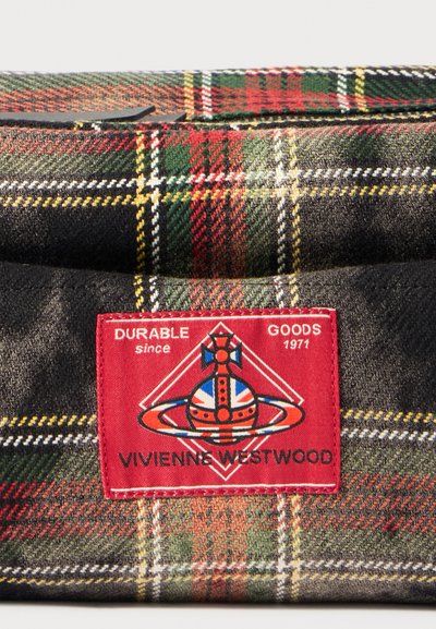 Karirana tkanina torba v črni, zeleni, rdeči in rumeni barvi. Ponuja izrazito rdečo nalepko z logotipnim besedilom. Teksturiran, trpežen material s klasičnim dizajnom.