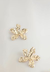 Arany, textúrált virágmintás fülbevalók, öt szirmú elemmel. Kalapált felület és sima szélek jellemzik, amelyek visszaverik a fényt.