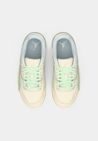 Παπούτσια με μπεζ δερμάτινη επάνω επιφάνεια, υπέροχους πράσινους κορδόνες και ανοιχτό μπλε λεπτομέρειες. Διαθέτουν υφασμάτινη σόλα και εμβληματικό λογότυπο στη γλώσσα.