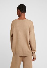 Kaffe Neule - camel