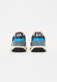 Sneakers in suede blu Navy e teal con una suola intermedia beige, accenti in rosa e blu, e un logo nero sul tallone. Suola in gomma testurizzata.