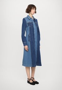 Stine Goya LONG SLEEVE Spijkerjurk two tone denim/blauw denim