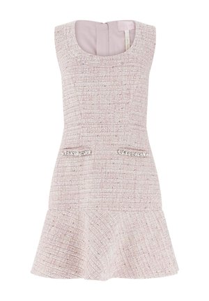 Robe sans manches en tweed rose avec encolure ronde, taille cintrée, ourlet évasé et deux poches avant décoratives ornées.