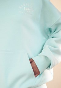 Next CITY GRAPHIC LONGLINE HOODIE - Džemperis ar kapuci - baby blue