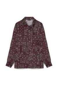 Camicia bordeaux con maniche lunghe e colletto; presenta motivi a paisley e geometrici bianchi su tutta la superficie. Chiusura frontale con bottoni.