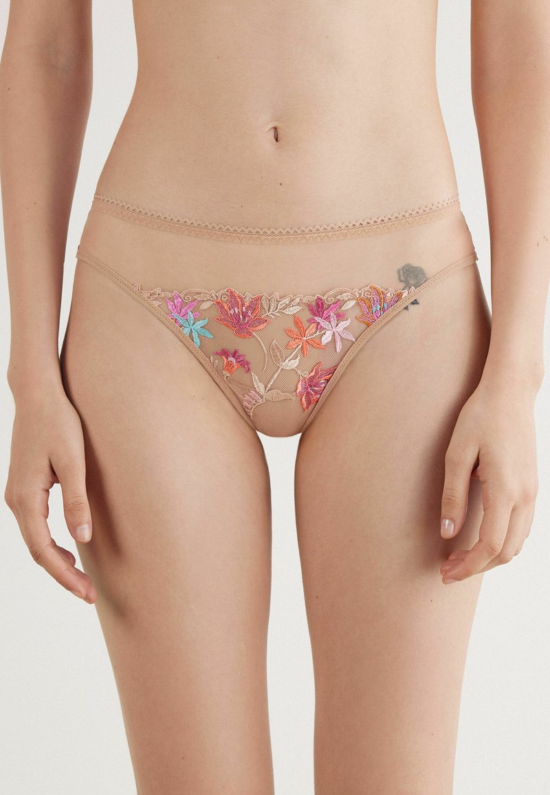 Naakte mesh string met bloemenborduursel in roze, blauw en oranje. Fijne golvende randen en een ontwerp met minimale bedekking.