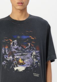 Abercrombie & Fitch Cropped Western Graphic Tee - T-shirts print - casual black
