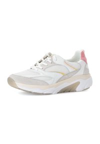 Lichtgrijze en witte sneaker van mesh en suède materialen. Dikke witte zool, roze hielaccent en decoratieve gele stiksel details.