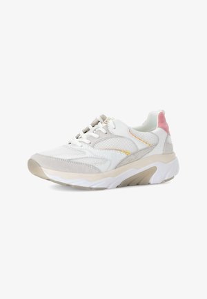 Lichtgrijze en witte sneaker van mesh en suède materialen. Dikke witte zool, roze hielaccent en decoratieve gele stiksel details.