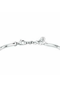 Bracciale d'argento con un design liscio e curvo, dotato di una chiusura a gancio e di una catena di estensione, abbellito da un piccolo ciondolo rotondo.