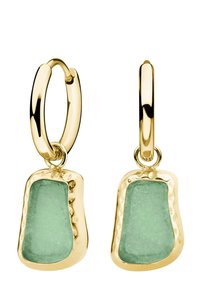 Guldörhängen med oregelbundet formade gröna ädelstenar, med en texturerad guldbeslag och slät yta.
