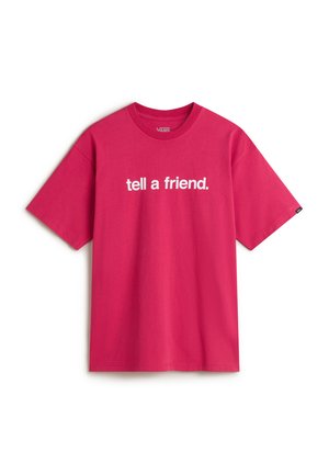 Fuchsia-farbenes Baumwoll-T-Shirt mit kurzen Ärmeln und Rundhalsausschnitt. Auf der Vorderseite steht in weißem Schriftzug "tell a friend." Angenehme und glatte Textur.