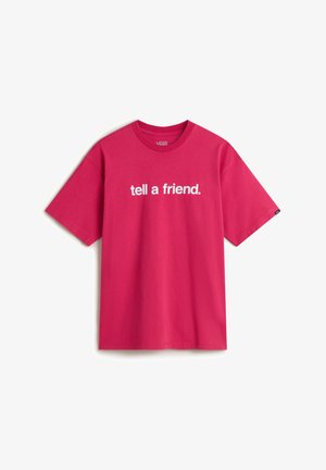 Camiseta de algodón fucsia con mangas cortas y cuello redondo. Presenta el texto blanco "dile a un amigo" en la parte frontal. Textura suave.