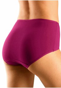 Hoog-geplaatste onderbroek van effen magenta stof; gladde textuur met een elastische tailleband en minimale stiksel langs de randen.