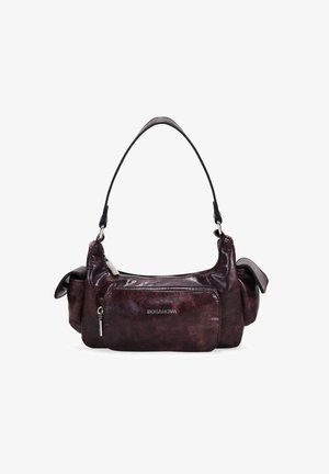 Bolso de mano de imitación cuero burdeos con un bolsillo frontal con cremallera, correa de hombro ajustable y acabado suave y texturizado.