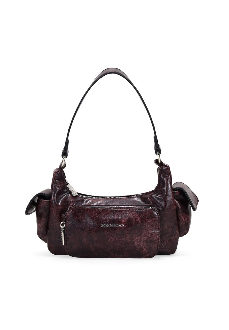 Bolso de mano de imitación cuero burdeos con un bolsillo frontal con cremallera, correa de hombro ajustable y acabado suave y texturizado.