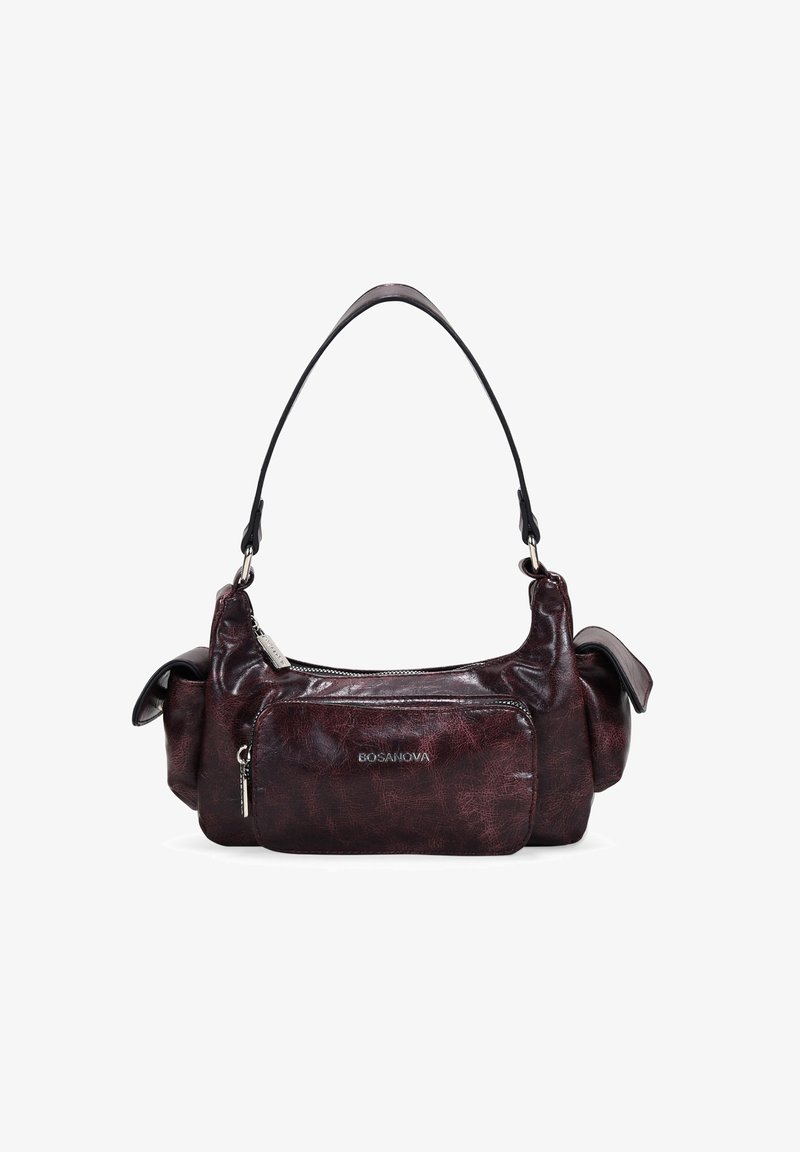 Bolso de mano de imitación cuero burdeos con un bolsillo frontal con cremallera, correa de hombro ajustable y acabado suave y texturizado.