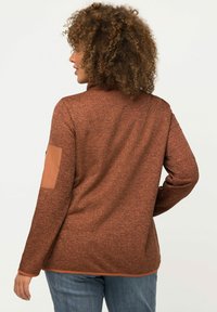 Ulla Popken OPSTAANDE KRAAG RITSZAKKEN - Cardigan - red