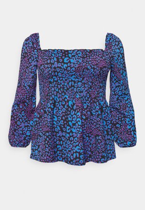 Blusa de manga larga con escote cuadrado, estampado de leopardo en azul y púrpura, y cintura fruncida ligeramente acampanada.