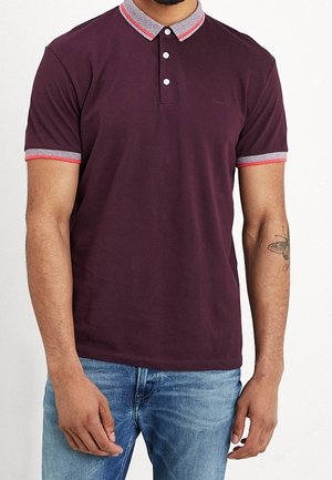 Burgunderfarvet poloshirt med en grå stribet krave og matchende ærmekanter; har to knapper og et subtilt logo på brystet.