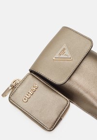 Guess LATONA FLAP CHIT CHAT SET - Mobilcover - pewter
