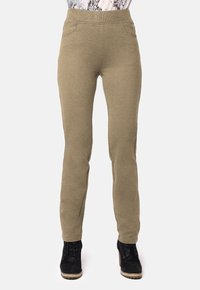 Pantalones stretch color caqui con un diseño ajustado, que cuentan con una amplia cinturilla elástica y bolsillos laterales, hechos de una suave tela con textura.