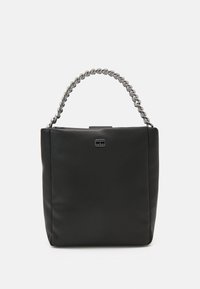 Sac à main en simili cuir noir avec un compartiment principal, une courte anse en chaîne tressée argentée et un petit accent de logo à l'avant.