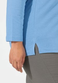 Ulla Popken BASIC-V LANGARM  - Langarmshirt - light cornflower