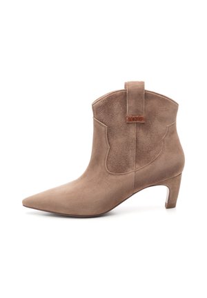 Bruine suède enkelboot met spitse neus, lage hak, decoratieve zijnaad en een achterkant voor eenvoudig aan- en uittrekken. Gladde textuur met matte afwerking.