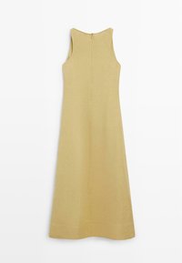 Robe beige sans manches, longueur jusqu'aux chevilles, avec un col haut et une fermeture éclair centrale au dos.