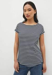 T-shirt en coton rayé bleu marine et blanc, avec un col rond, des manches courtes retroussées et une silhouette ajustée.