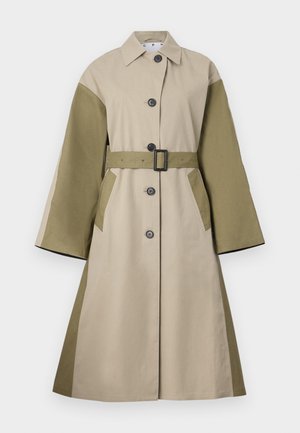 Trench-coat beige et vert olive avec une ceinture, de grands boutons et un design évasé. Présente des manches larges et des poches latérales.
