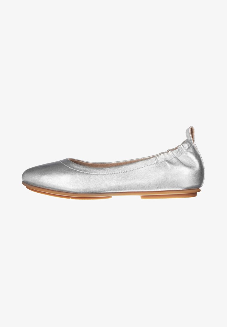 Silberne metallic Ballettschuhe mit runder Zehenpartie, elastischem Fersenbereich und einer beige Gummisohle; glatte Oberfläche und leichtes Design.