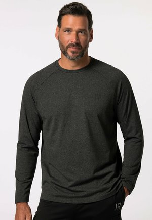 Camisa de manga larga en gris oscuro, hecha de una tela texturada. Presenta un escote redondeado y mangas raglán. Logo sutil en el pecho.