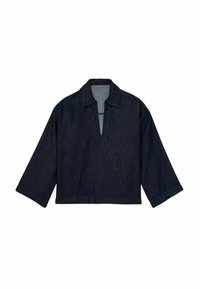 Dunkelblauer Denim-Pullover mit Stehkragen, tiefem V-Ausschnitt und Dreiviertelärmeln. Glatte Textur mit verstärkten Nähdetails.