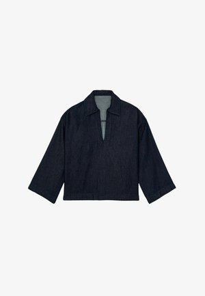 Dunkelblauer Denim-Pullover mit Stehkragen, tiefem V-Ausschnitt und Dreiviertelärmeln. Glatte Textur mit verstärkten Nähdetails.