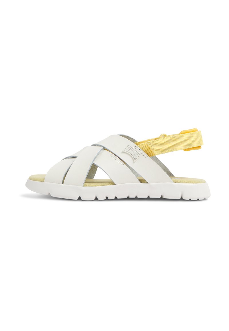 Hvide sandaler med krydsede remme, letvægtsdesign, gummisål og en justerbar hælrem i gul for sikker pasform.