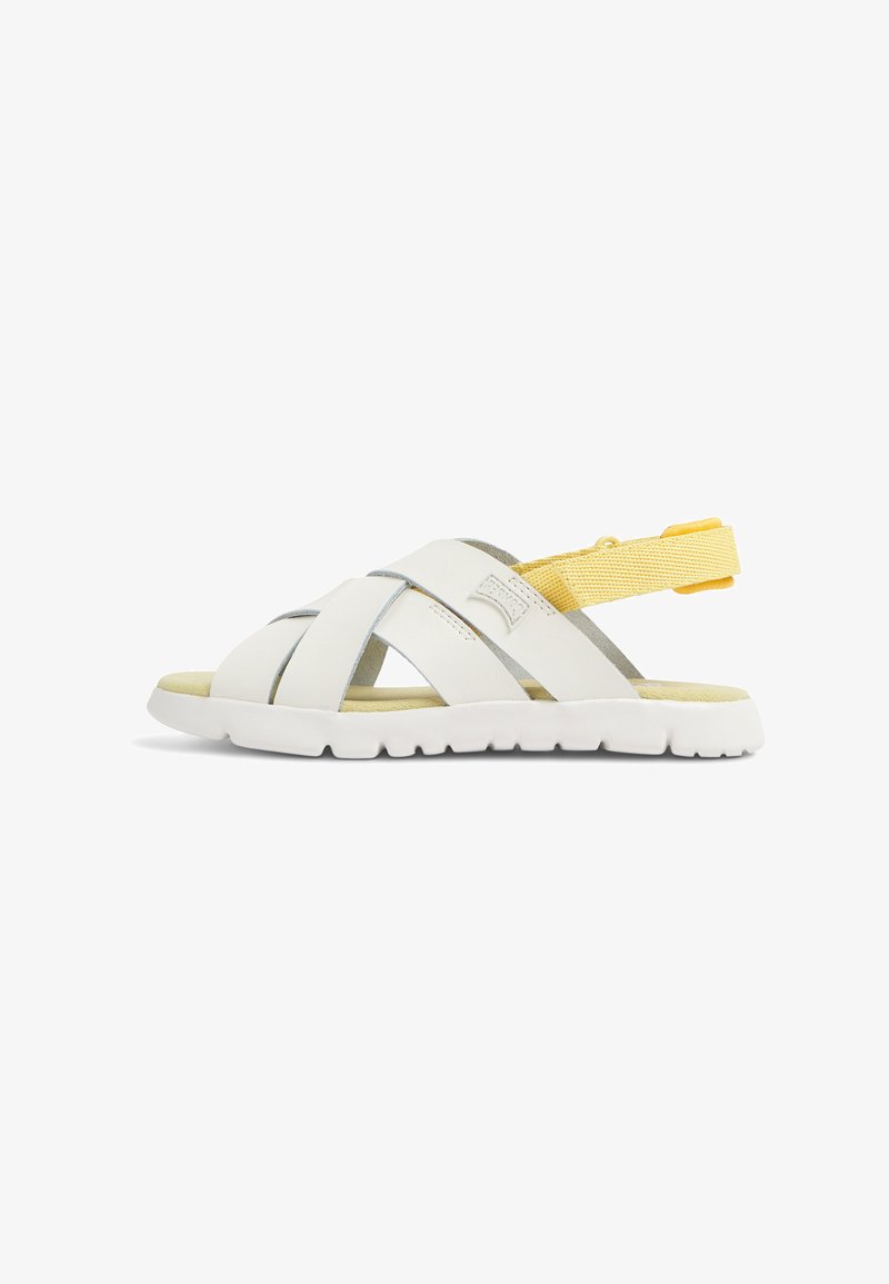 Sandale blanche avec des brides entrecroisées, un design léger, une semelle en caoutchouc et une sangle de talon réglable jaune pour un ajustement sécurisé.