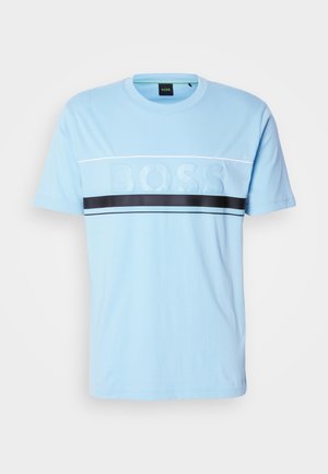 Ljusblå bomulls t-shirt med rund halsringning, prydd med en texturerad "BOSS" logotyp i mitten och ett svart horisontellt rand över bröstet.