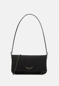 Schwarze Handtasche aus Kunstleder mit strukturierter Oberfläche, Kettenriemen und Metall-Logo-Akzent. Verfügt über ein Reißverschlussfach am Boden.