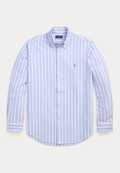 Chemise à manches longues avec rayures verticales bleues et roses, col boutonné et petit logo brodé sur la poitrine.