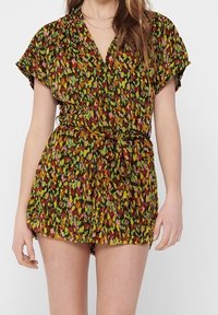 Krótkie spodenki z krótkim rękawem w zielony, brązowy i wielokolorowy kwiatowy wzór, z talią ściągniętą w pasie i paskiem wiązanym, uszyte z lekkiego materiału.