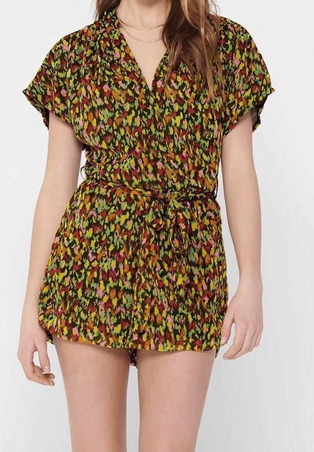 Krótkie spodenki z krótkim rękawem w zielony, brązowy i wielokolorowy kwiatowy wzór, z talią ściągniętą w pasie i paskiem wiązanym, uszyte z lekkiego materiału.