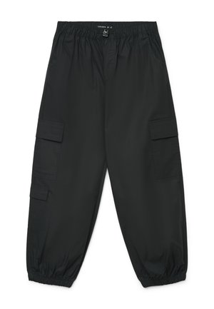 Pantaloni cargo neri con vita e polsini elasticizzati, dotati di due tasche con pattina su ogni coscia e tasche a filo laterale.