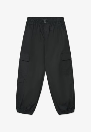 Pantaloni cargo neri con vita e polsini elasticizzati, dotati di due tasche con pattina su ogni coscia e tasche a filo laterale.