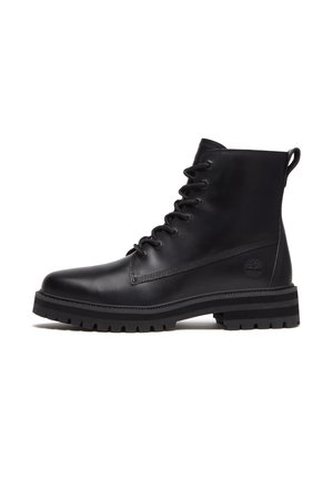 Stivaletto nero in pelle con lacci, suola spessa scanalata, punta tonda e linguetta sul retro, mostrato dal lato esterno.