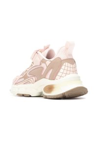 Scarpe da ginnastica con una combinazione di colori rosa e beige, realizzate in materiali mesh e suede, con una suola spessa e un motivo a griglia testurizzato sul retro.