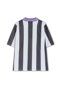 Jersey rayat în alb și negru, cu mâneci scurte și un guler rotund de culoare mov. Fabricat dintr-un material sintetic neted, având o croială lejeră.