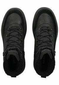 Schwarze Wanderschuhe mit einem strukturierten Obermaterial aus Leder und Stoff, gesichert mit schwarzen Schnürsenkeln und Metallösen; verfügen über eine weiche Innensohle.