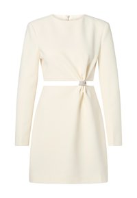 Robe couleur crème à manches longues, avec un col rond et un détail de taille torsadée souligné par une boucle argentée. Tissu à texture lisse.